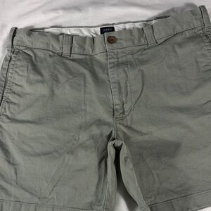 J. Crew mens sage green basic flat front 7" inseam chino shorts - size 36
